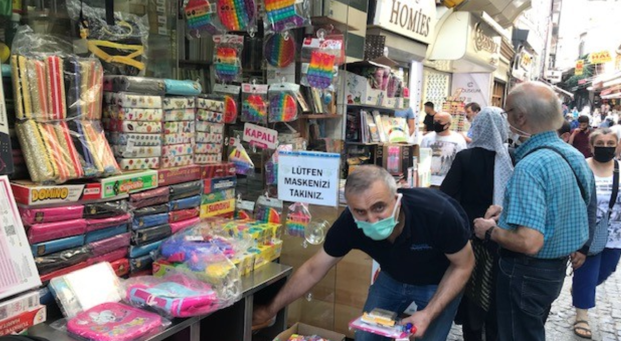 Okul alışverişi için veliler Eminönü'ne akın etti